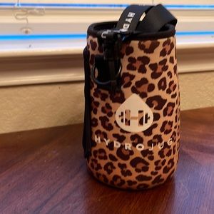 Brand new leopard hydro jug neoprene sleeve. Only used a few times.